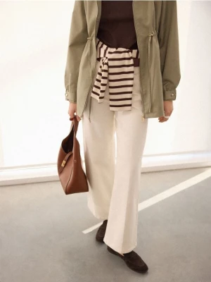 Mohito - Jeansy wide leg z paskiem - kremowy