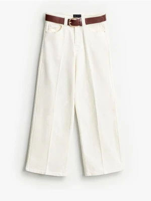 Mohito - Jeansy wide leg z paskiem petite - kremowy