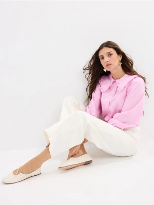 Mohito - Jeansy wide leg z paskiem petite - kremowy