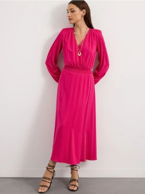 Mohito - Kopertowa sukienka midi - mocny różowy