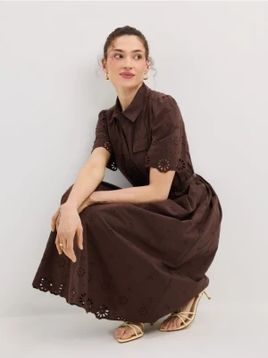 Mohito - Koszulowa czekoladowa sukienka midi z paskiem - ciemnobrązowy