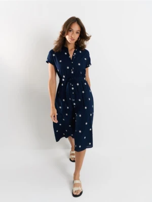 Mohito - Koszulowa granatowa sukienka midi z haftem - granatowy