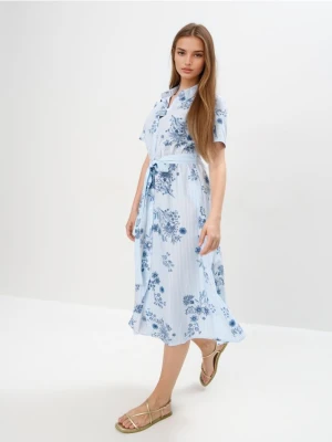 Mohito - Koszulowa sukienka midi w kwiaty - błękitny