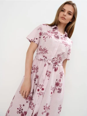 Mohito - Koszulowa sukienka midi w kwiaty - kasztanowy