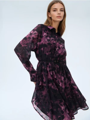 Mohito - Koszulowa sukienka mini z paskiem - mahoń