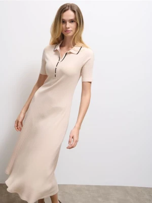 Mohito - Kremowa sukienka midi z kołnierzykiem polo - beżowy