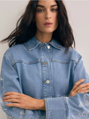 Mohito - Kurtka jeansowa z haftem - niebieski