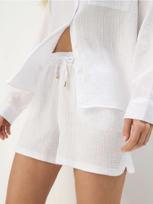 Mohito - Muślinowe białe szorty - biały
