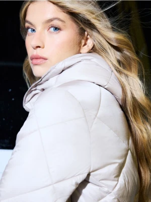 Mohito - Pikowany beżowy płaszcz - beżowy