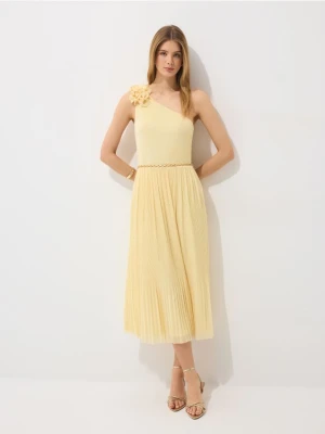 Mohito - Plisowana sukienka midi na jedno ramię - żółty