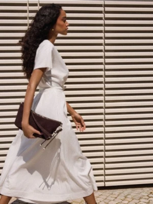 Mohito - Rozkloszowana sukienka midi - biały