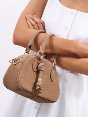 Mohito - Skórzana torebka z brelokiem - beżowy