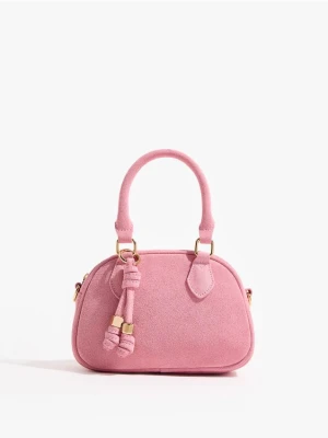 Mohito - Skórzana torebka z brelokiem - różowy