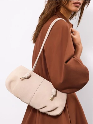 Mohito - Skórzana torebka z paskiem - beżowy