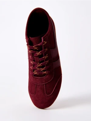 Mohito - Skórzane bordowe sneakersy - kasztanowy