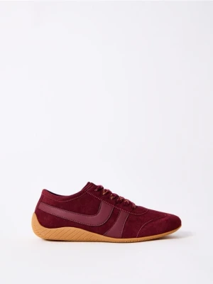 Mohito - Skórzane bordowe sneakersy - kasztanowy