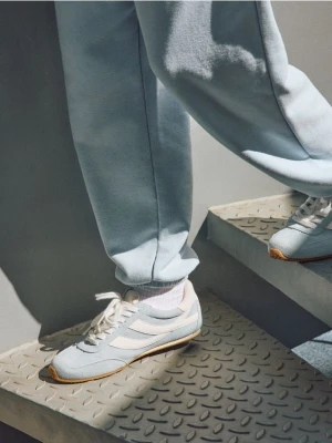 Mohito - Skórzane sneakersy - błękitny