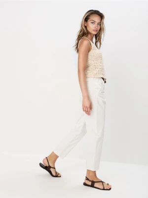 Mohito - Spodnie chino z paskiem - kremowy