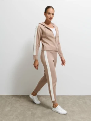 Mohito - Spodnie dresowe - beżowy