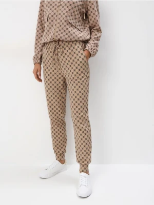 Mohito - Spodnie dresowe w monogram - beżowy