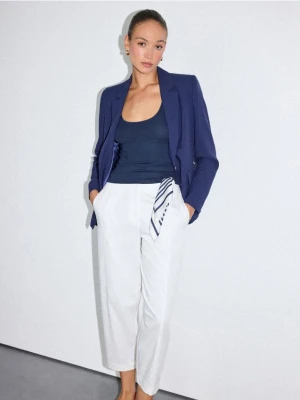 Mohito - Spodnie slouchy - kremowy