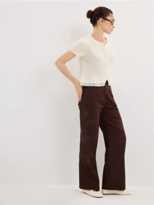 Mohito - Spodnie wide leg z haftem - ciemnobrązowy