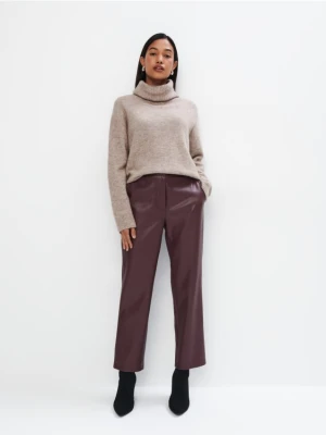 Mohito - Spodnie z imitacji skóry - brązowy