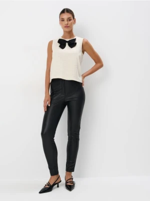 Mohito - Spodnie z imitacji skóry - czarny