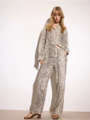 Mohito - Spodnie ze zwierzęcym printem - kremowy