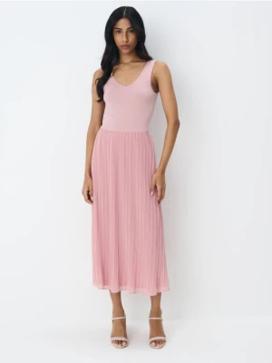 Mohito - Sukienka midi z plisowanym dołem - pastelowy różowy