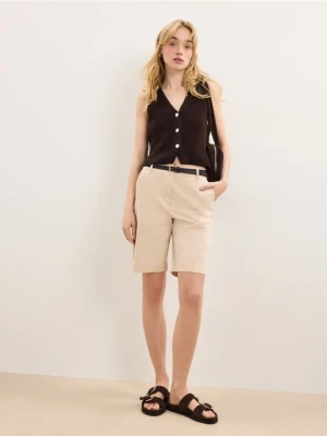 Mohito - Szorty bermudy z paskiem - beżowy