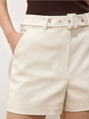 Mohito - Szorty z paskiem - kremowy