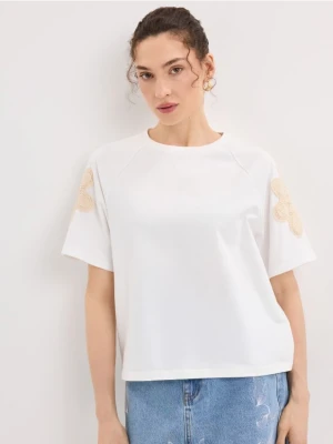 Mohito - T-shirt z aplikacją - kremowy