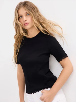 Zdjęcie produktu Mohito - T-shirt z koronkowym wykończeniem - czarny