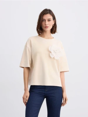 Mohito - T-shirt z kwiatem 3D - beżowy
