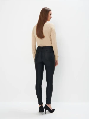 Mohito - Woskowane czarne spodnie skinny - czarny