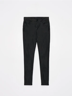 Zdjęcie produktu Mohito - Woskowane spodnie skinny - czarny