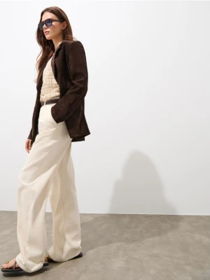 Mohito - Zamszowa marynarka oversize - brązowy