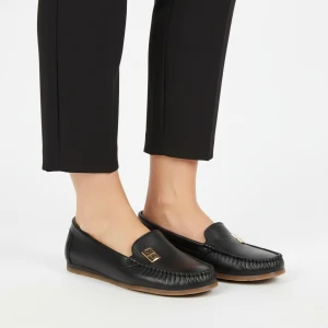 Mokasyny damskie Armodo, cholewka ze skóry naturalnej gładkiej klasyczna wsuwana konstrukcja z delikatnym przeszyciem z przodu subtelny metalowy deta