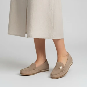 Mokasyny damskie Armodo, cholewka ze skóry naturalnej mokasynowa konstrukcja z dekoracyjną aplikacją miękka forma niska elastyczna podeszwa zapewniaj