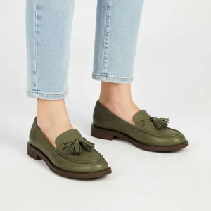 Mokasyny damskie Armodo, cholewka ze skóry naturalnej o gładkim wykończeniu z dekoracyjnymi frędzlami na podbiciu, zielone, 1726
