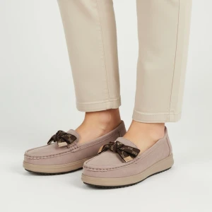 Mokasyny damskie Filippo, cholewka skóra naturalna zamszowa fason wsuwany ozdobna klamra na przodzie miękka linia noska stabilna podeszwa delikatnie