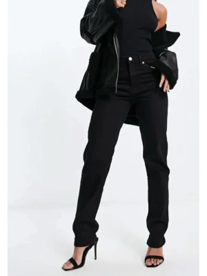 Monki Dżinsy - Regular fit - w kolorze czarnym rozmiar: W25