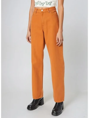 Monki Dżinsy - Regular fit - w kolorze pomarańczowym rozmiar: W28