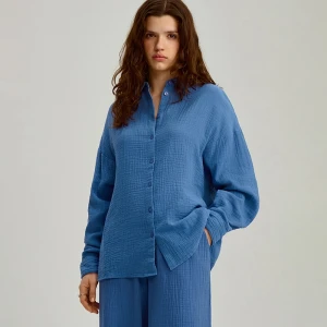 Muślinowa koszula oversize z ozdobnymi guzikami niebieska House