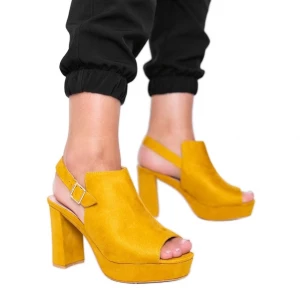 Musztardowe sandały na słupku Lordly żółte Inna marka