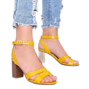 Musztardowe sandały na słupku Phoebo żółte Inna marka