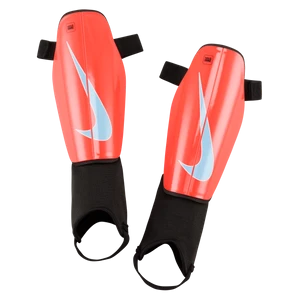 Nagolenniki piłkarskie Nike Charge - Czerwony