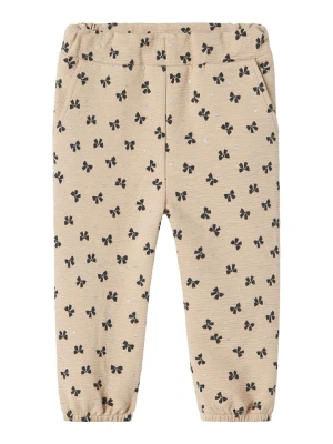 name it Spodnie dresowe "Dolly" w kolorze beżowym rozmiar: 98