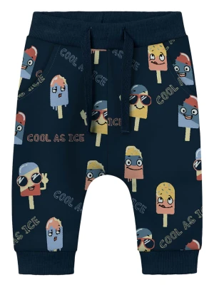 name it Spodnie dresowe "Himmel" w kolorze granatowym ze wzorem rozmiar: 50